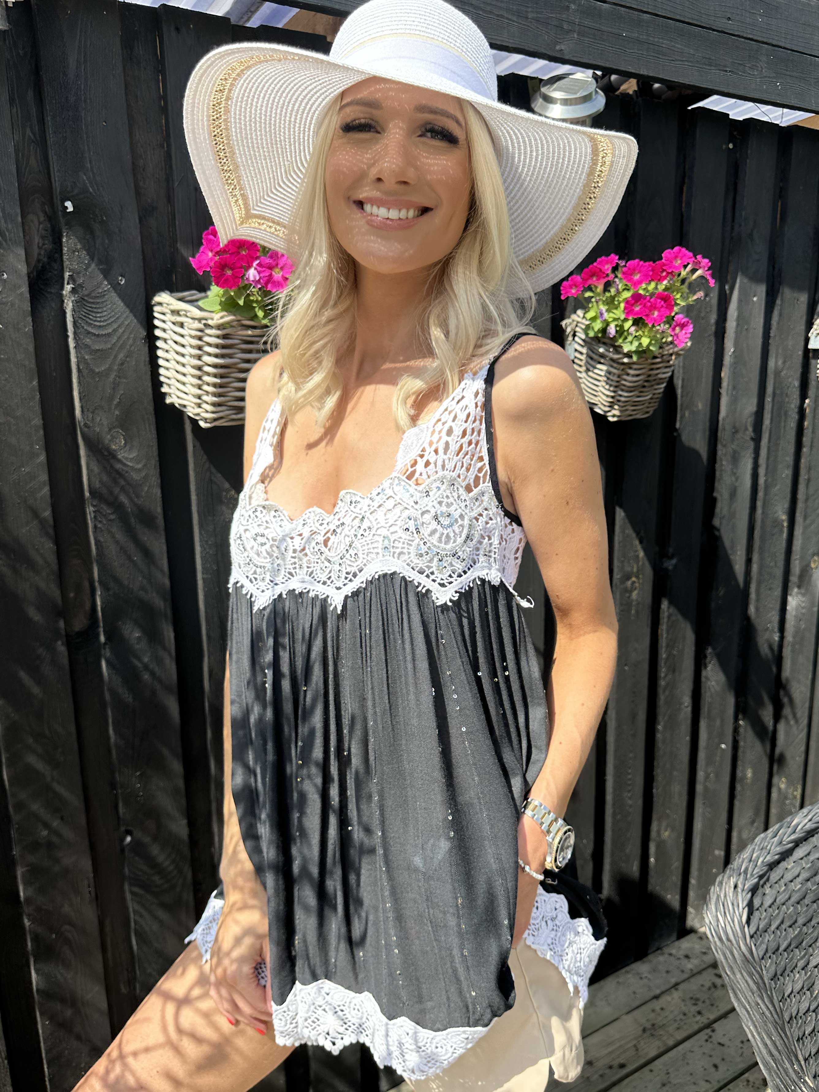 Opal - Söt topp med broderade detaljer och paljetter